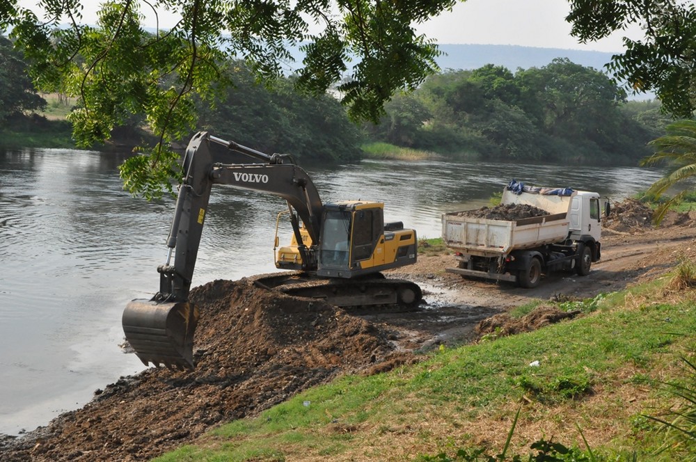 Prefeitura de Barreiras inicia mais uma etapa de desassoreamento do Rio Grande na Orla do Cais da cidade