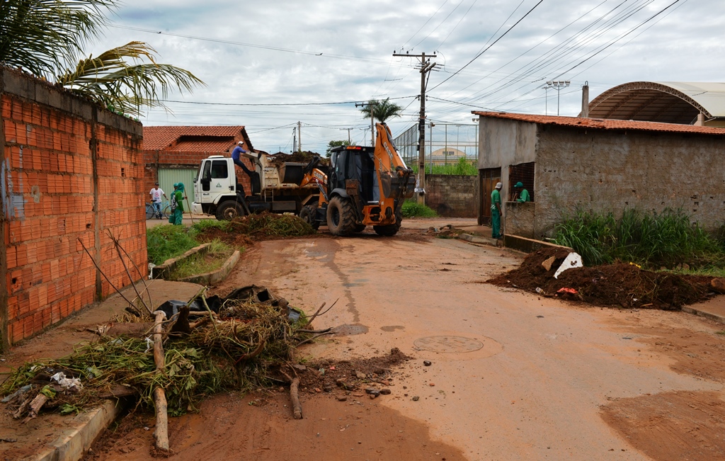 Prefeitura de Barreiras proporciona apoio e assistência para famílias vítimas das fortes chuvas no bairro Santo Antônio